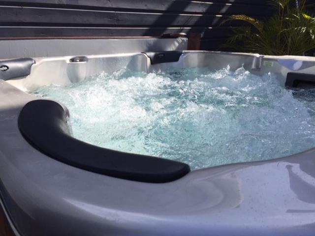 Le Flamboyant Avec Piscine Chauffee 30° Et Jacuzzi Daire Saint-André Dış mekan fotoğraf